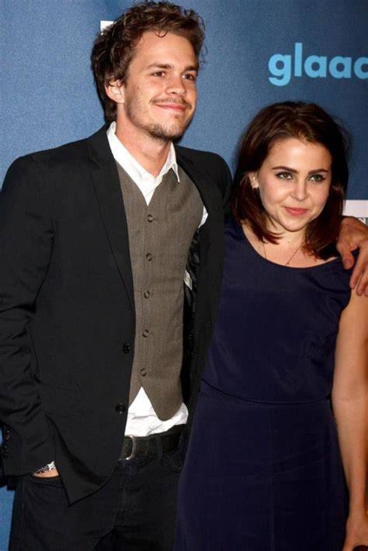 Mae Whitman & Johnny Simmons 'Perks' Wins at GLAAD Media Awards